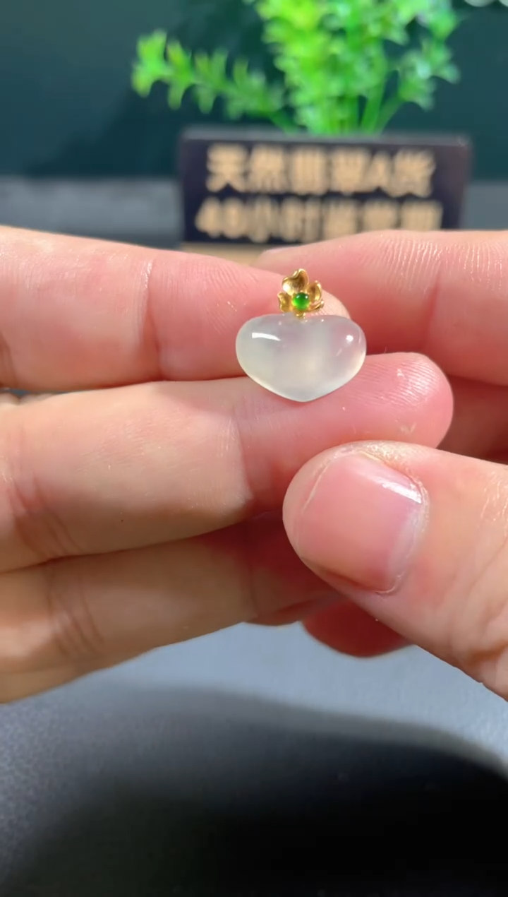 翡翠18K金镶嵌颈饰翡翠