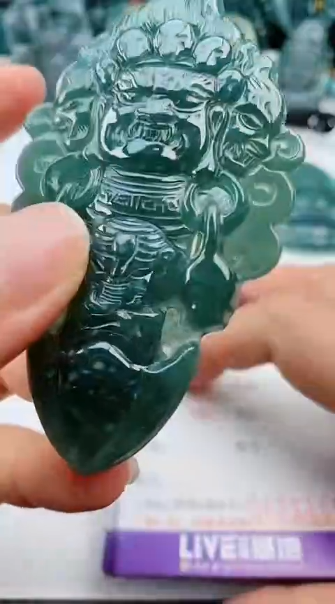 翡翠未镶嵌颈饰             