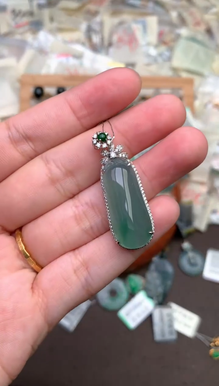18K金镶嵌挂件翡翠 —