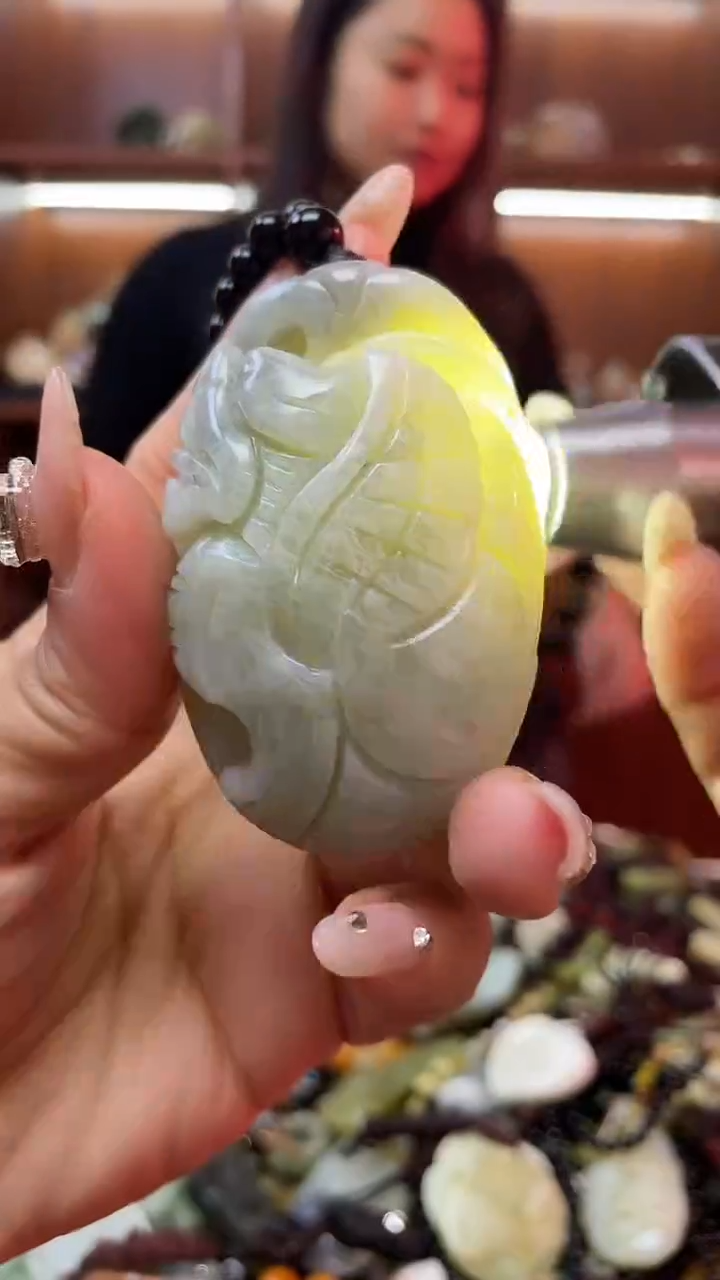 未镶嵌蛇纹石玉吊坠   