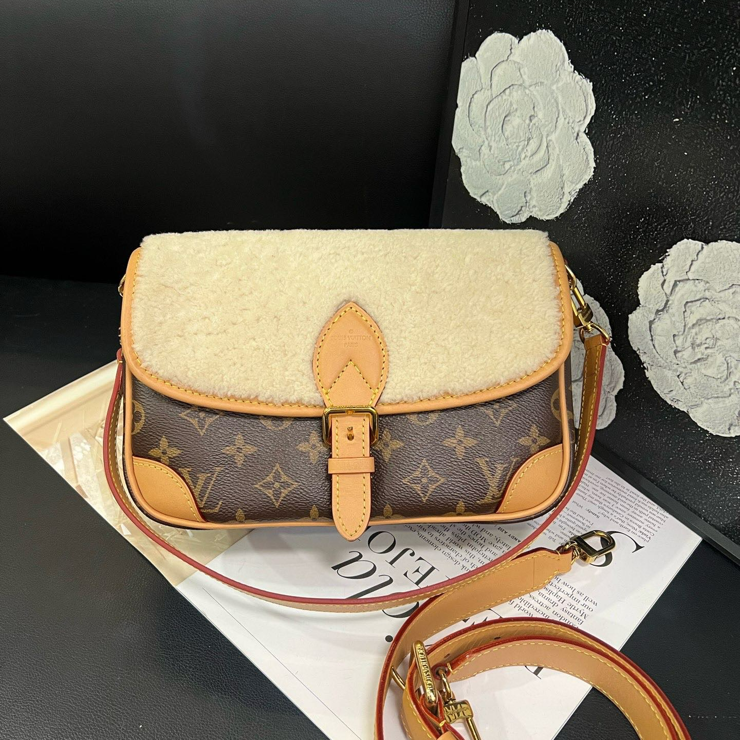 95新 LouisVuitton/路易威登 芯片款老花拼羊羔毛法棍斜挎包B4432