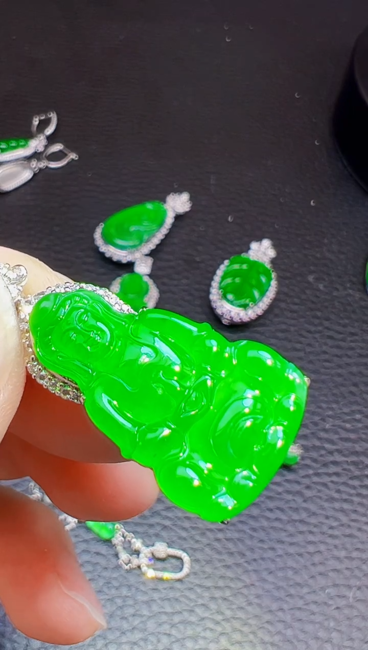 颈饰18K金镶嵌翡翠杰*翡翠