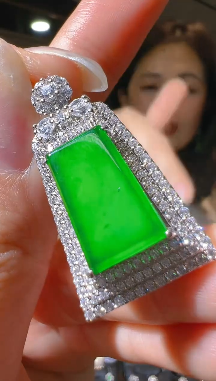 【闪购商品】翡翠吊坠(赠链)未镶嵌008（多样性发货）