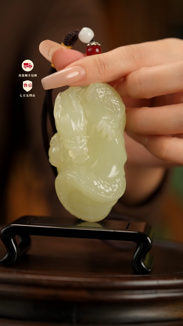 云南石竹叶青雕刻：龙腾四海手把件摆件挂件