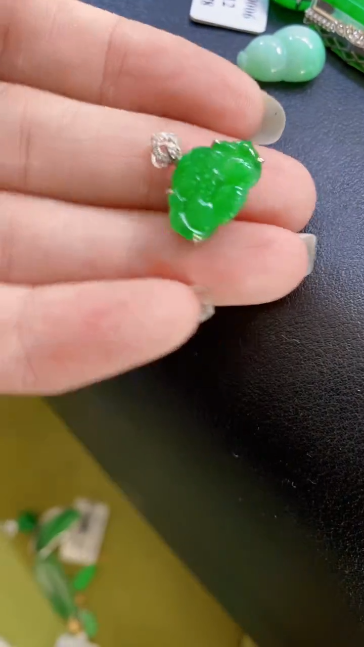 颈饰18K金镶嵌翡翠荷叶