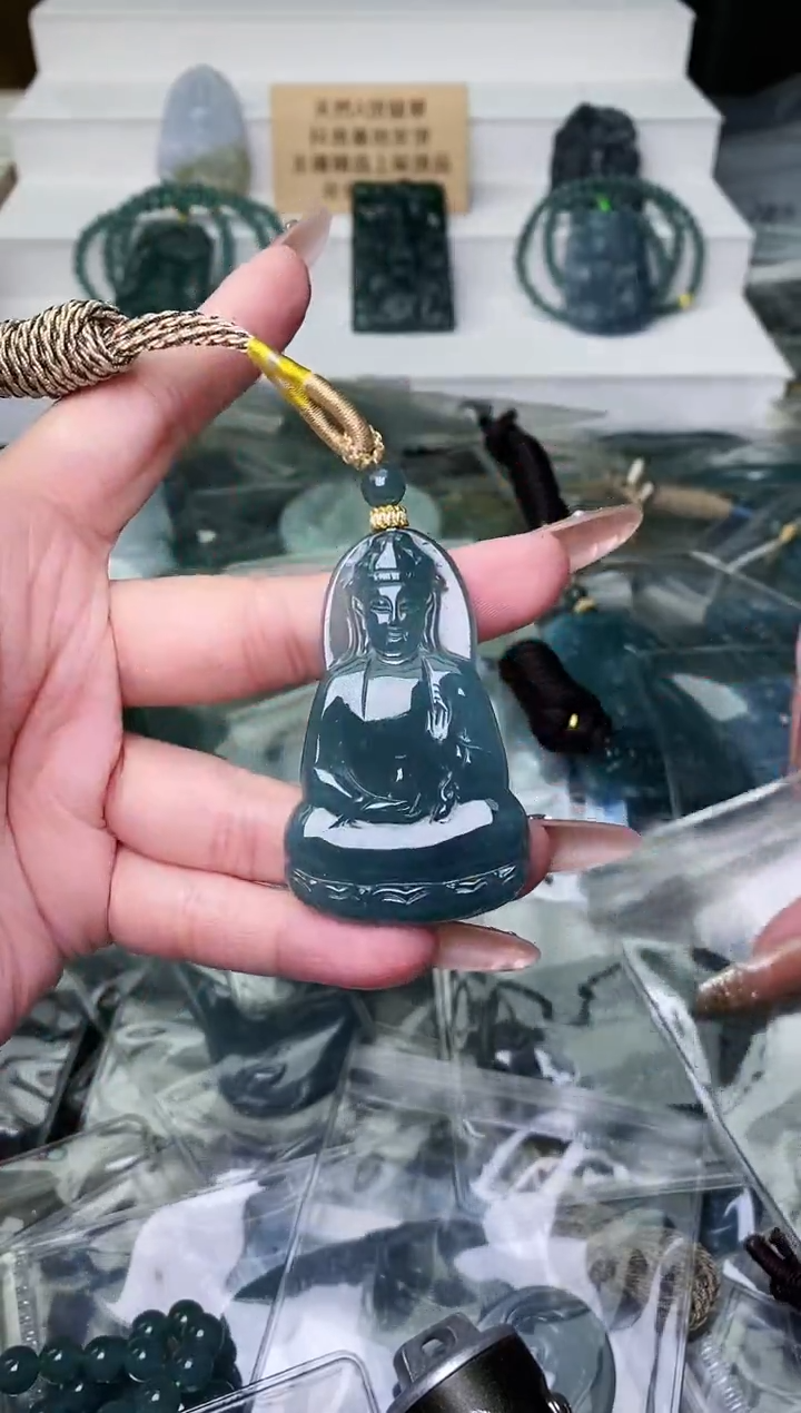 颈饰未镶嵌翡翠 