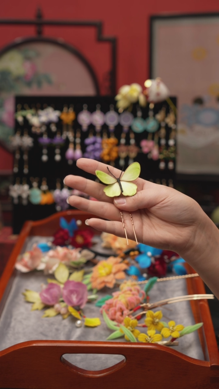 刺绣扶*?非遗绒花苏绣饰品