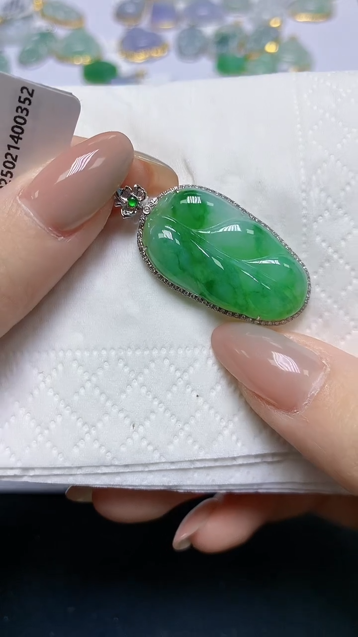 翡翠18K金镶嵌颈饰天然缅甸A货翡翠