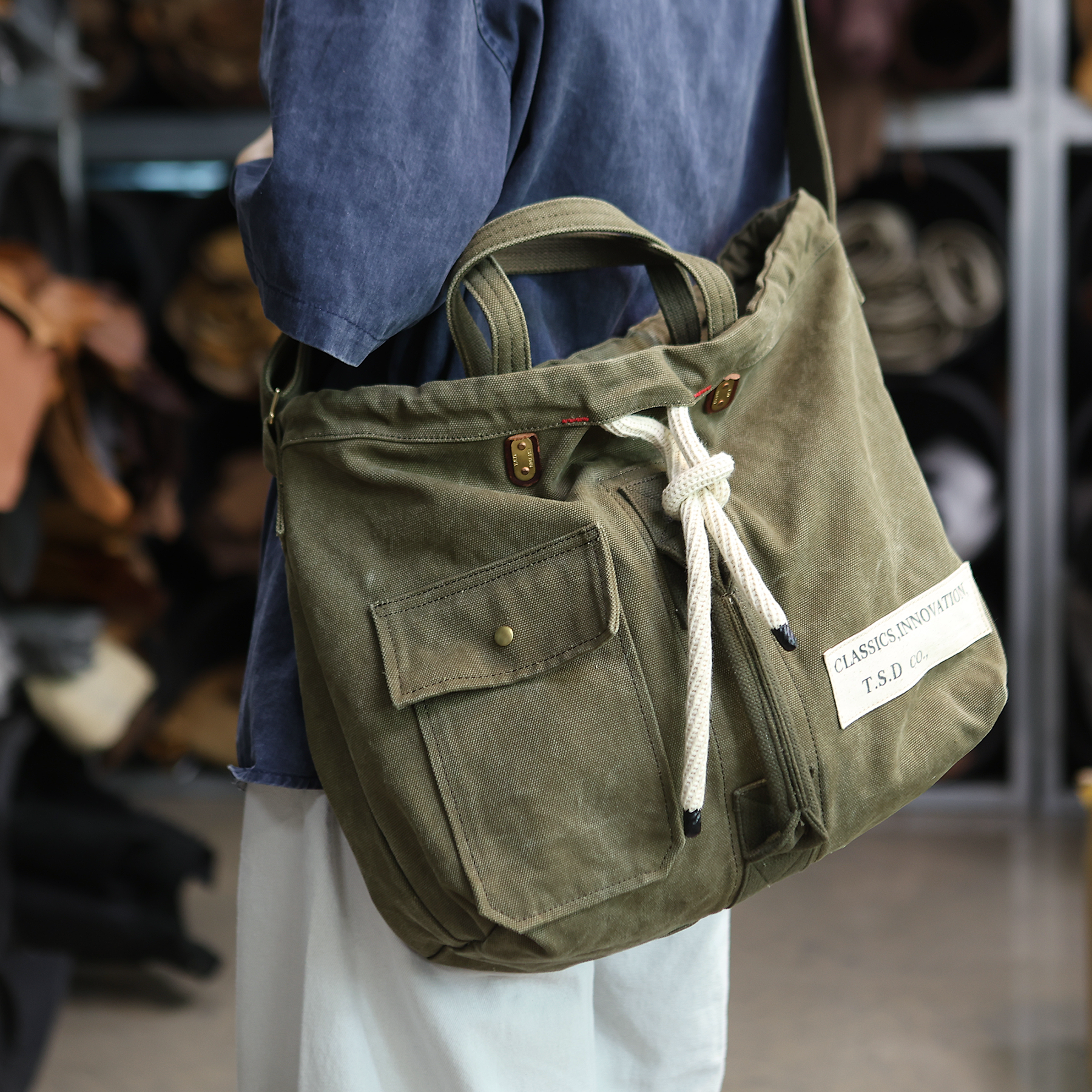 方向皮具/新品手工皮具经典复古单肩斜挎重磅牛仔伞兵收纳包8613