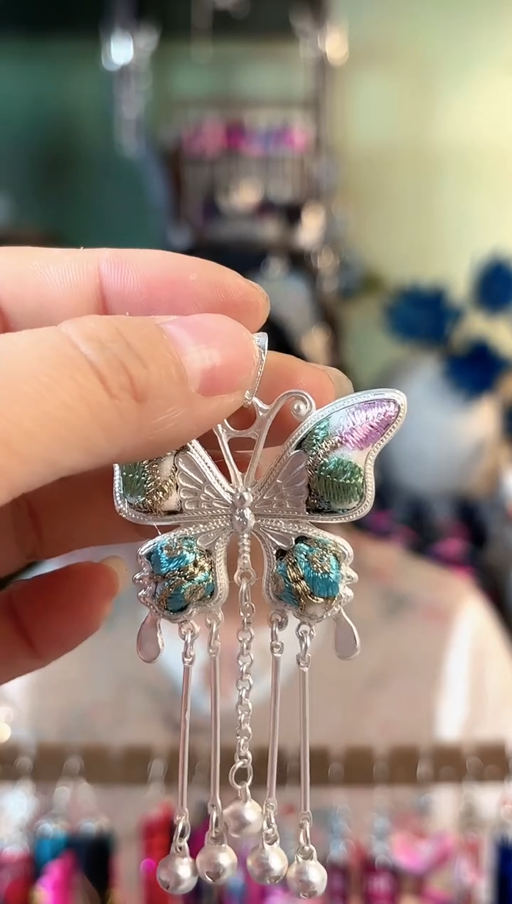 清****）彩云南阁非遗老绣饰品575*