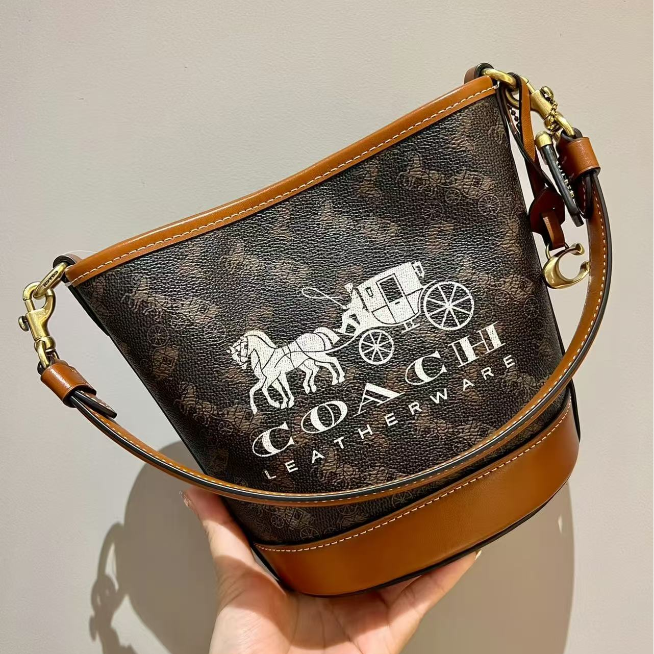 95新 COACH/蔻驰 好好蔻驰马车水桶包棕色金扣82268204
