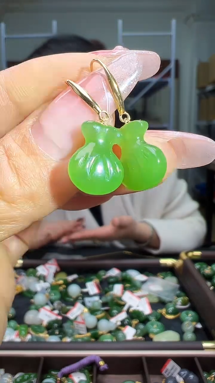 颈饰18K金镶嵌和田玉（多样性发货.发其一)12.25.82