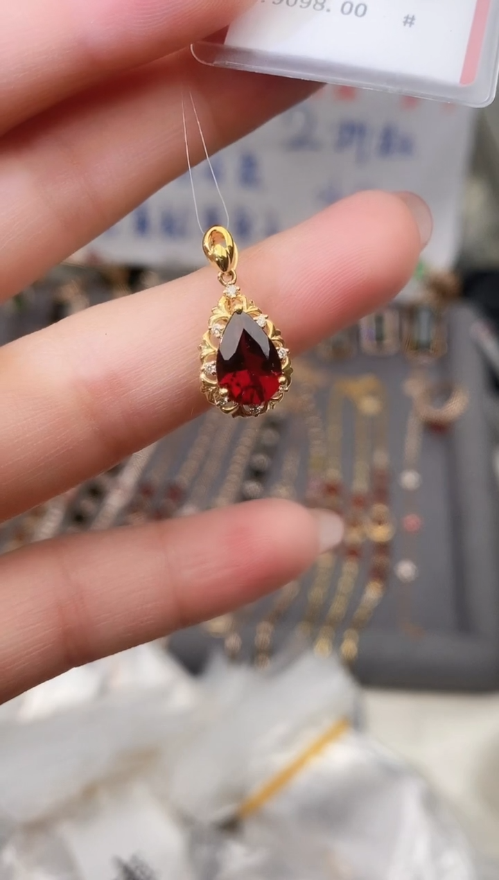 颈饰18K金镶嵌石榴石--专柜--
