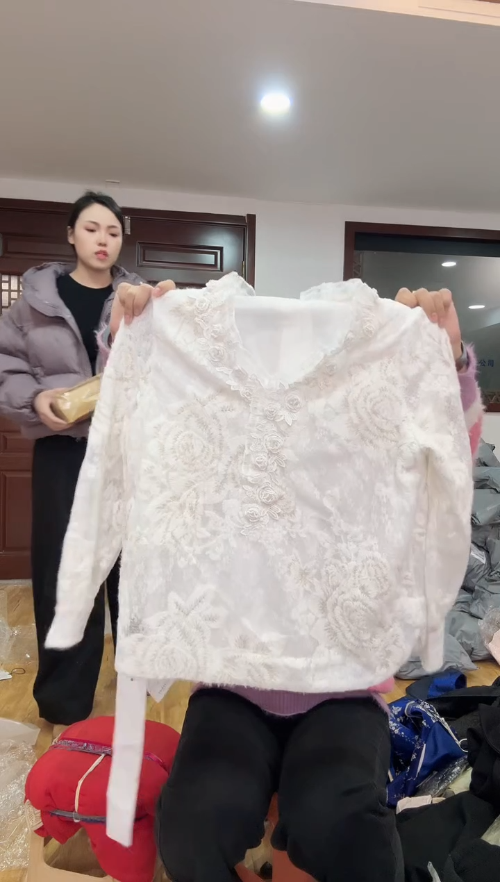 衬衣  M 130斤以里