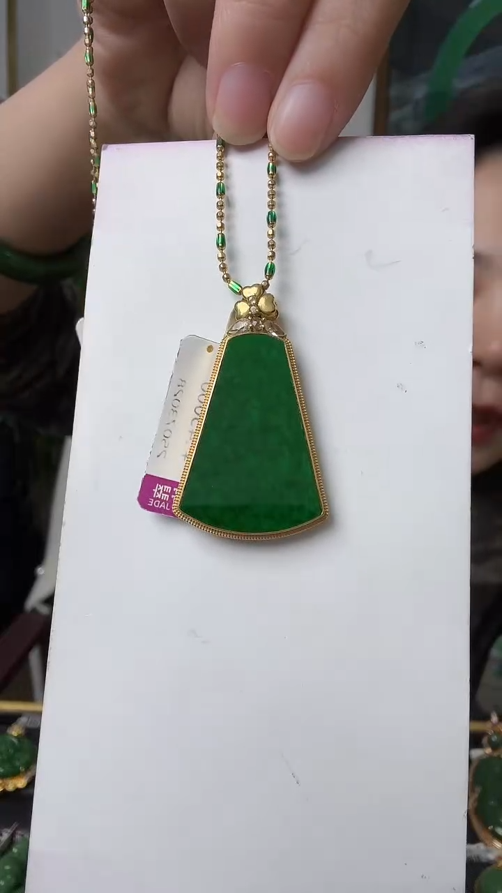 颈饰18K金镶嵌翡翠念*无事牌荣倩