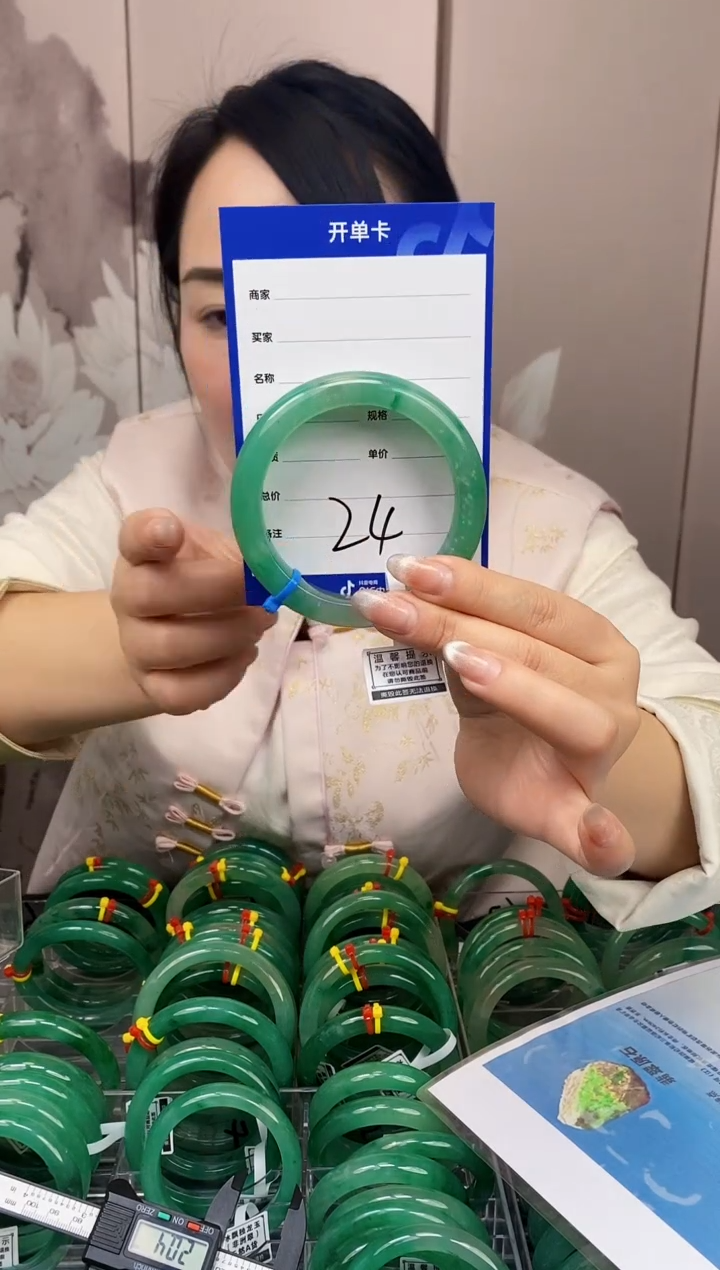 【闪购商品】石英质玉手镯合金24