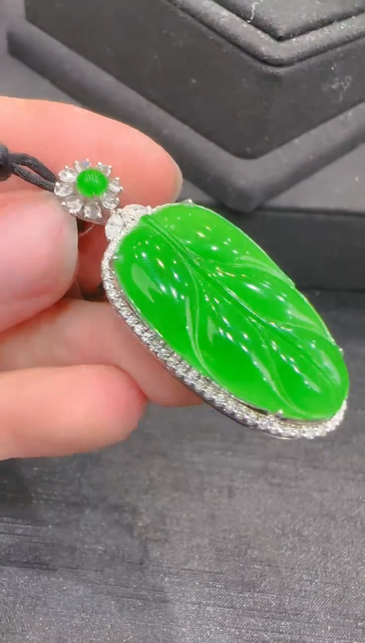 【闪购商品】翡翠吊坠(赠链)18K金镶嵌天然翡翠A货