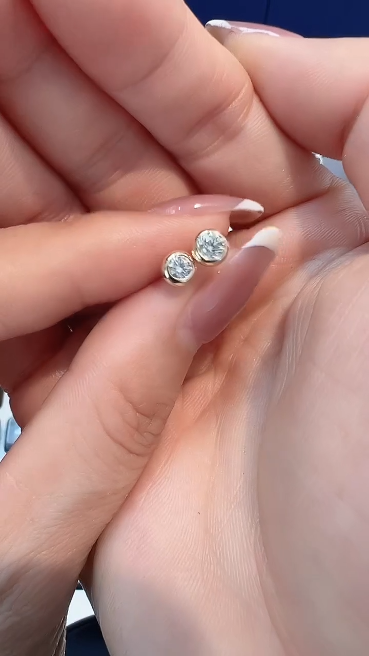 【闪购商品】30分耳钉18K金镶嵌钻石多样性发一