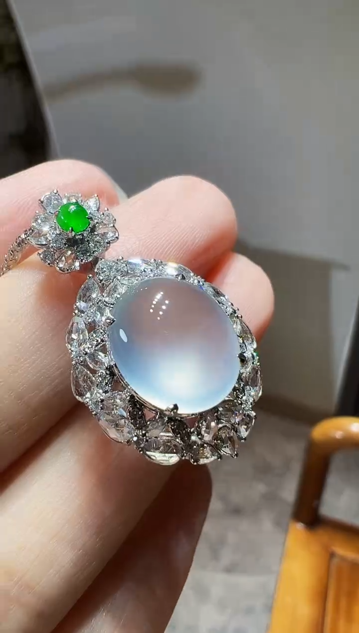吊坠(不含链)18K金镶嵌翡翠蛋面