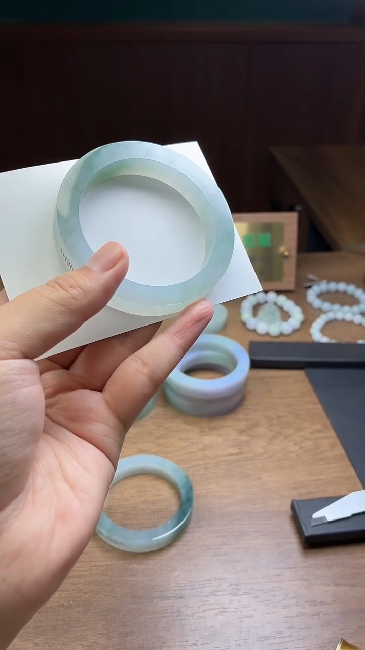 未镶嵌手镯定制翡翠乌****司定制