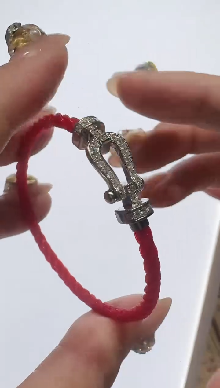 18K金镶嵌吊坠钻石中号马蹄 AT0003-W