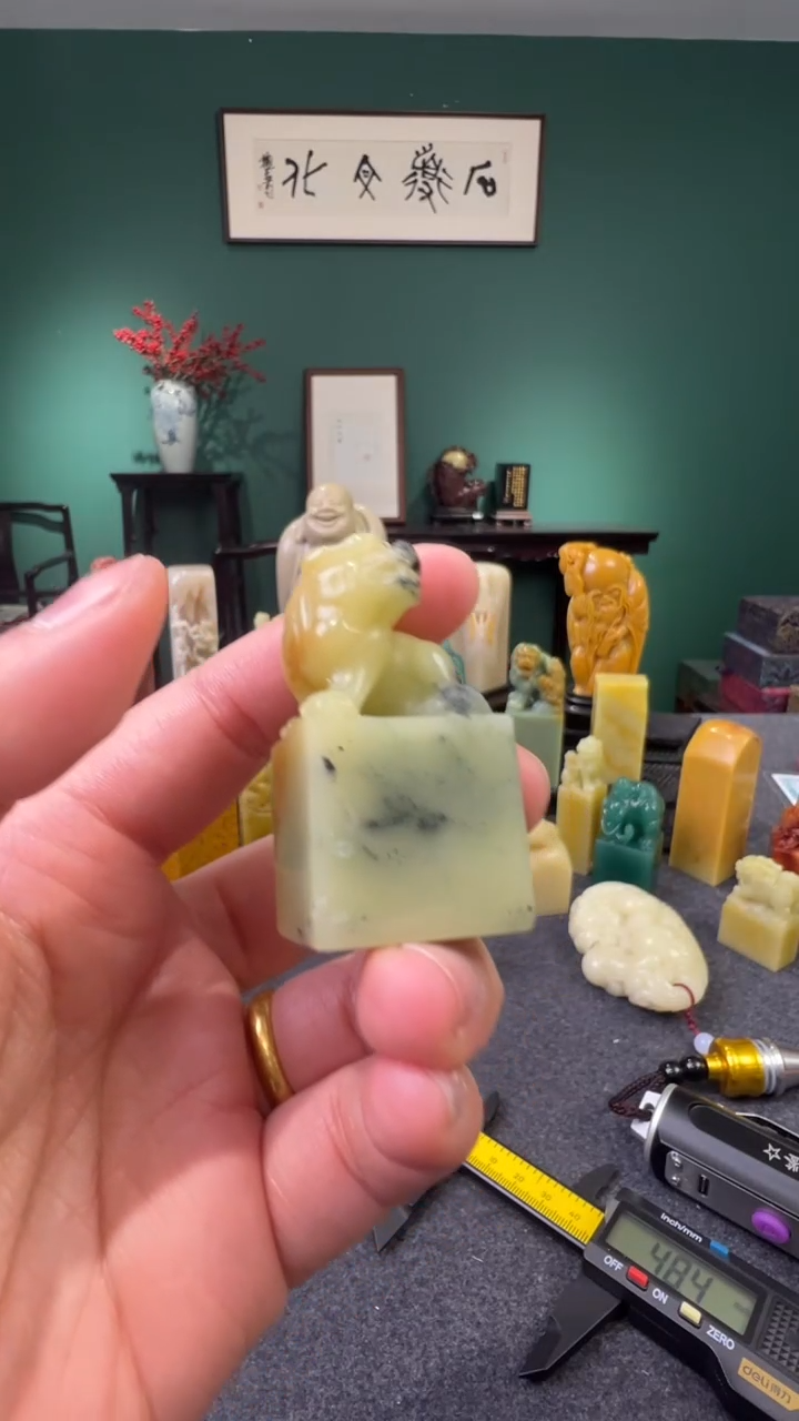 【闪购商品】青田石皮蛋绿瑞兽钮