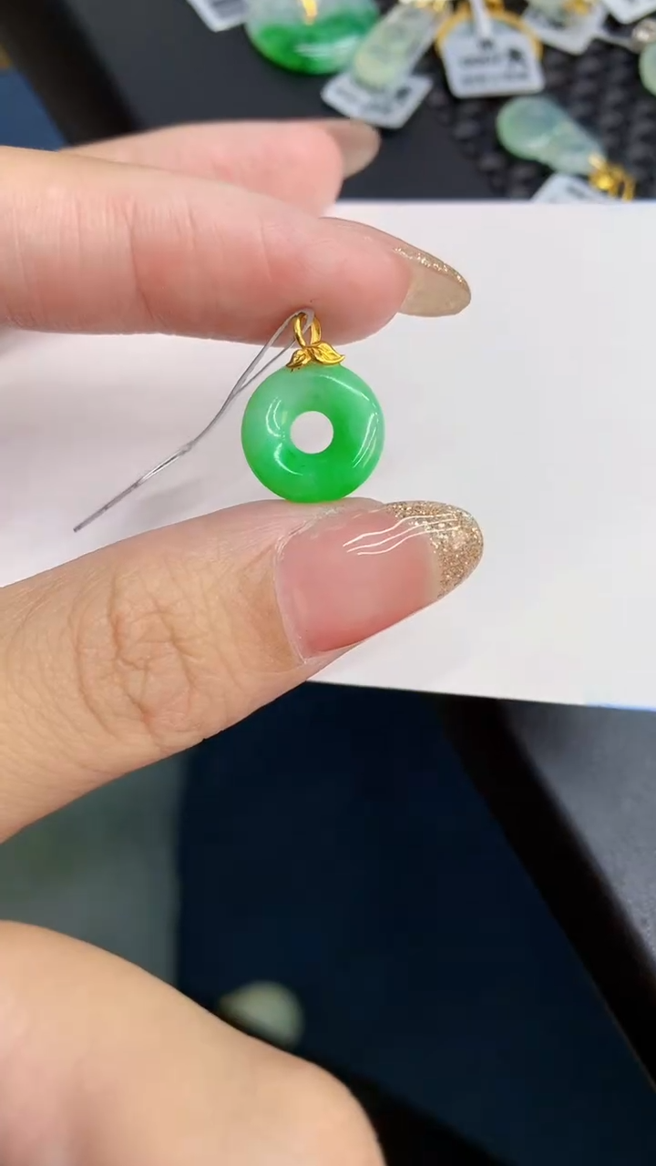 【闪购商品】翡翠18K金镶嵌颈饰            8