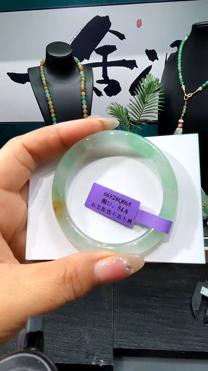 未镶嵌手镯石英质玉（非洲翠）手镯