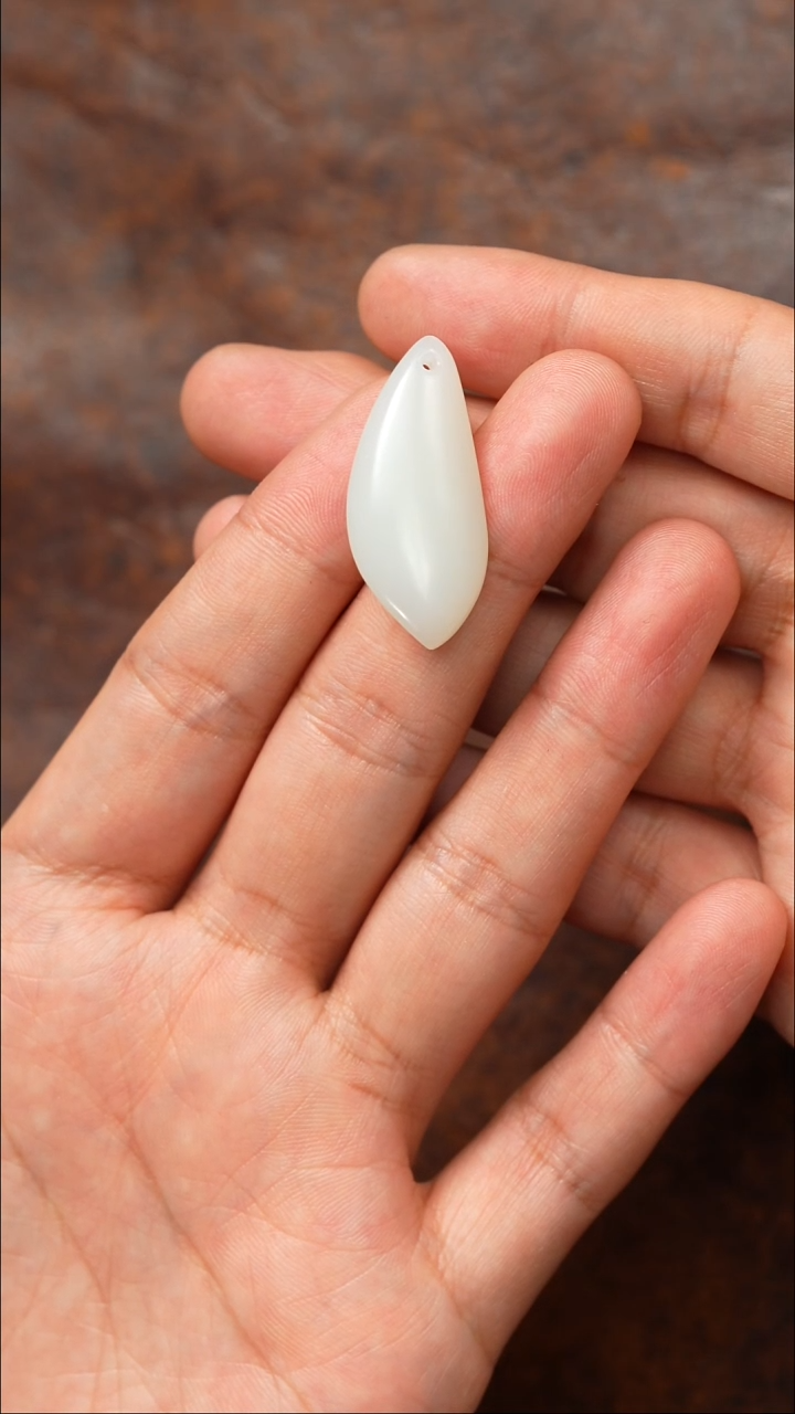 颈饰未镶嵌和田玉吊坠