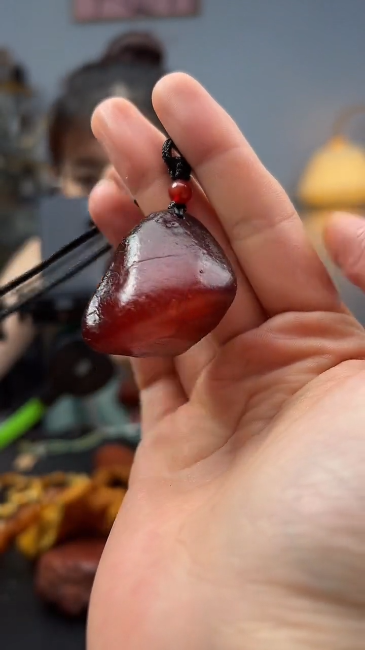 未镶嵌颈饰琥珀吊坠