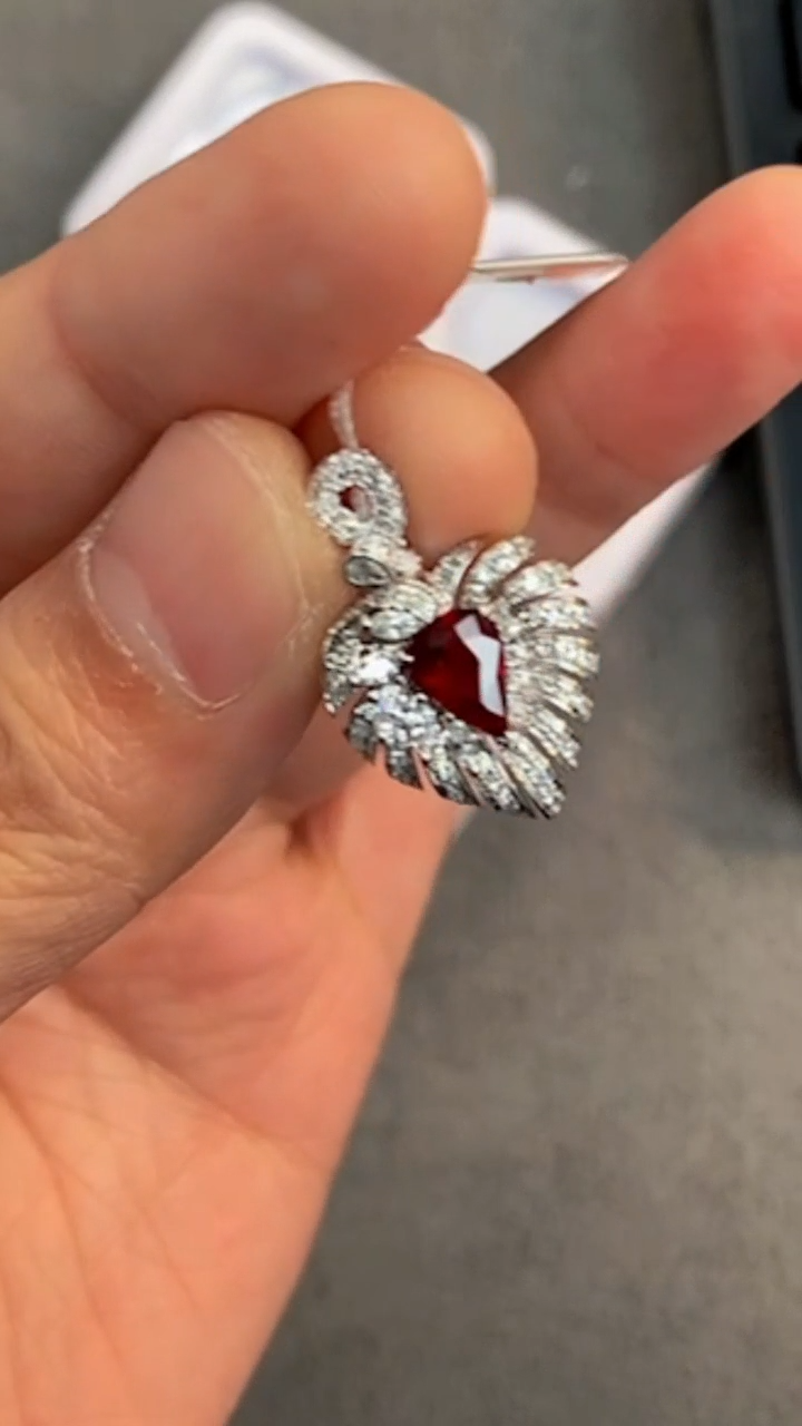 【闪购商品】红宝石吊坠18K金镶嵌0.88克拉红宝吊坠