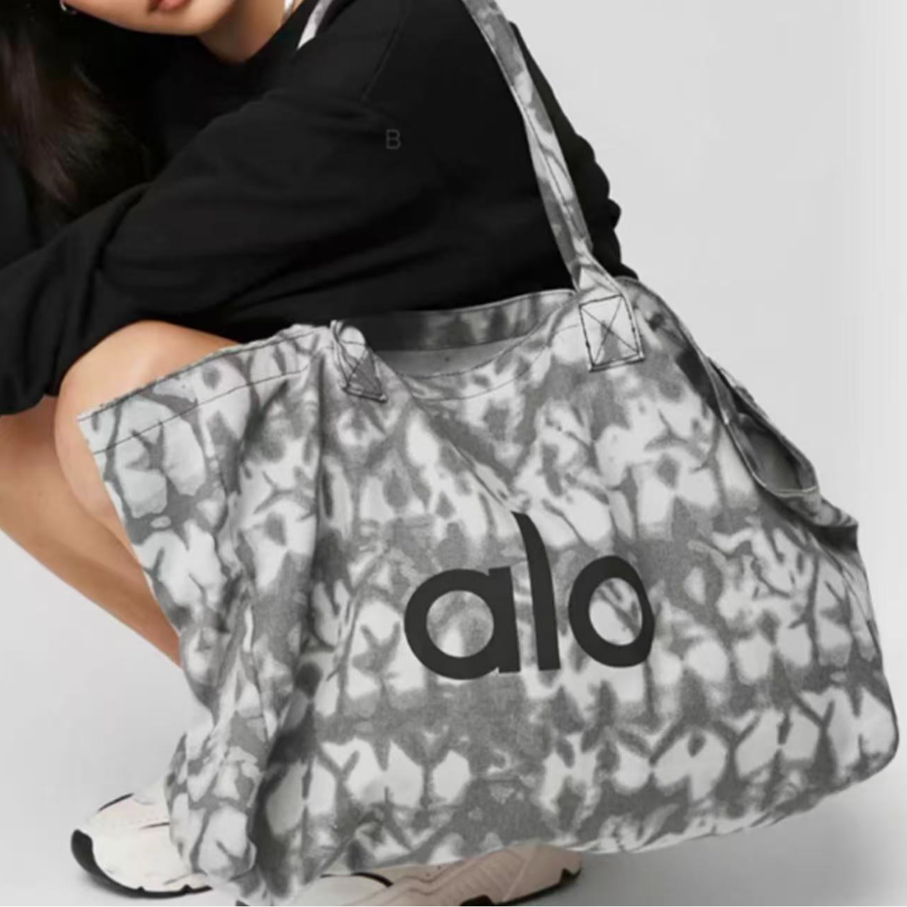 ALO Yoga 印花图案帆布托特包  灰白色 明星同款