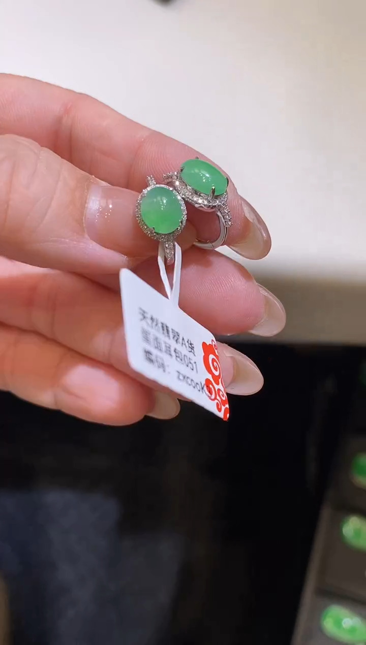 18K金镶嵌翡翠耳饰耳包