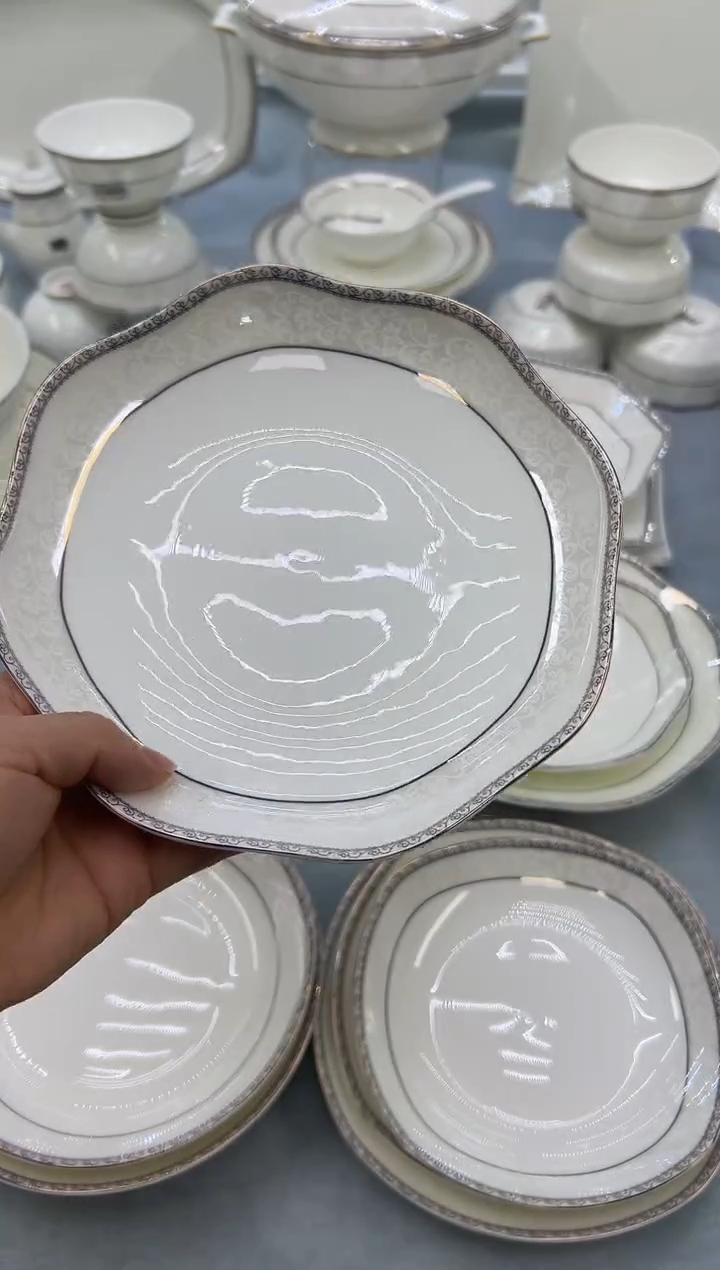 骨瓷玲珑8花2个    