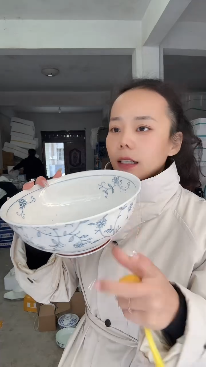 瓷片琴**胆两个8英寸的汤碗