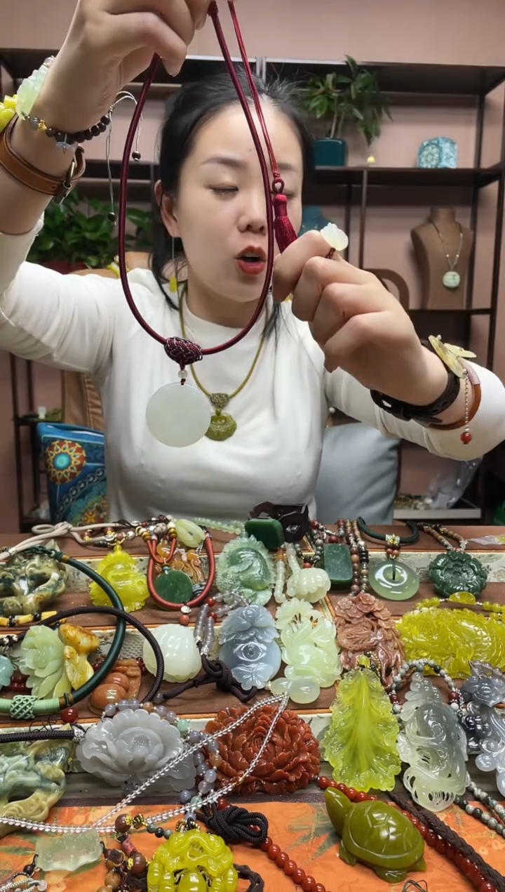 未镶嵌岫玉颈饰·