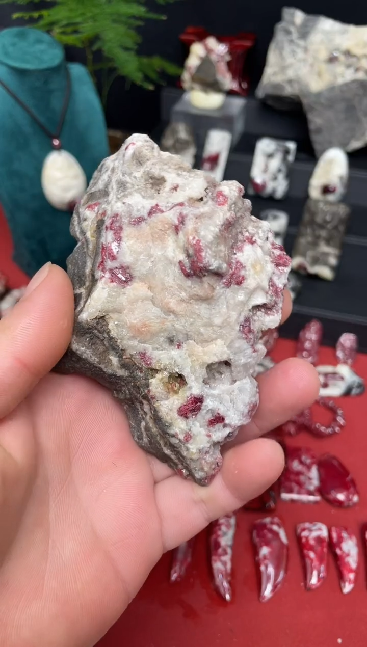 天然辰砂原石摆件