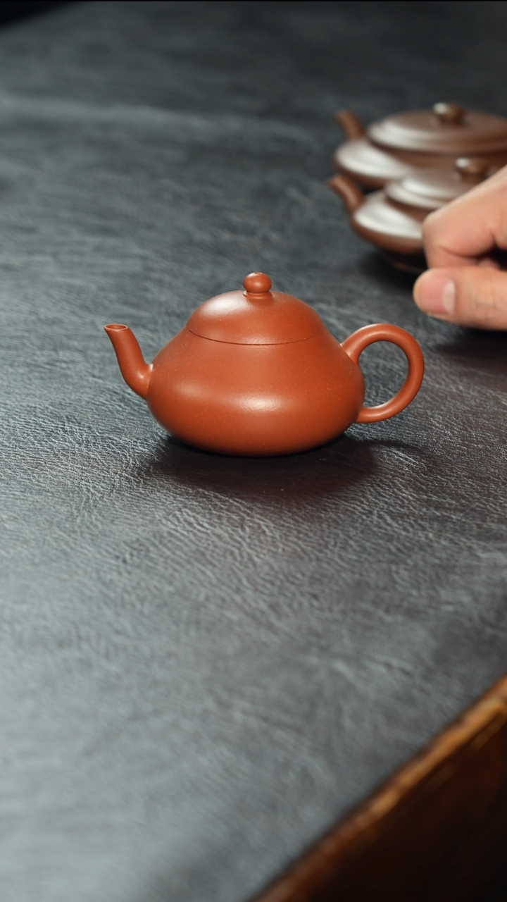 茶壶紫砂行**人半手红泥梨  