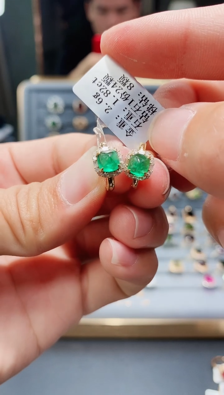 耳饰18K金镶嵌祖母绿1.82.