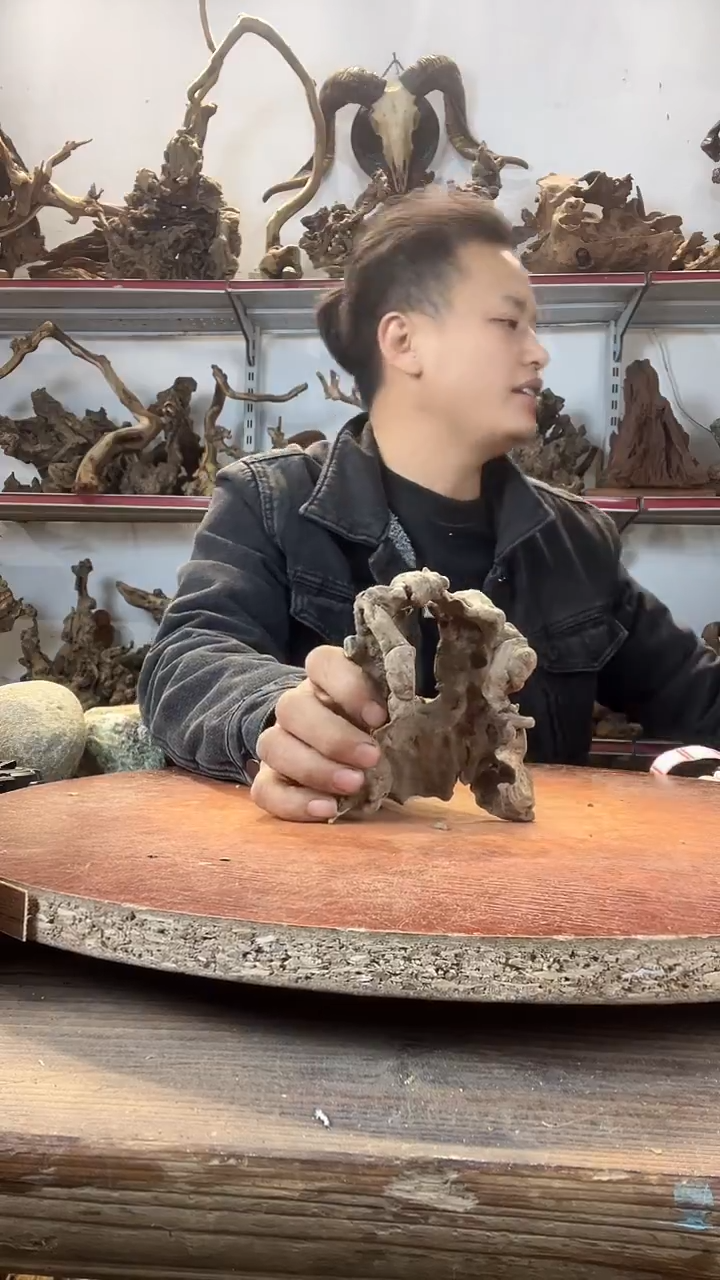 木T****’黄荆随型风化镂空底座摆件