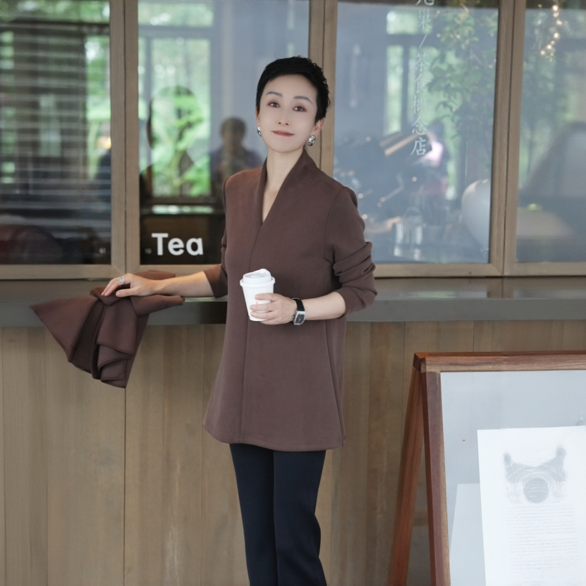 溏朵记 2025秋冬新款气质简约高级感空气棉V领长袖上衣88222