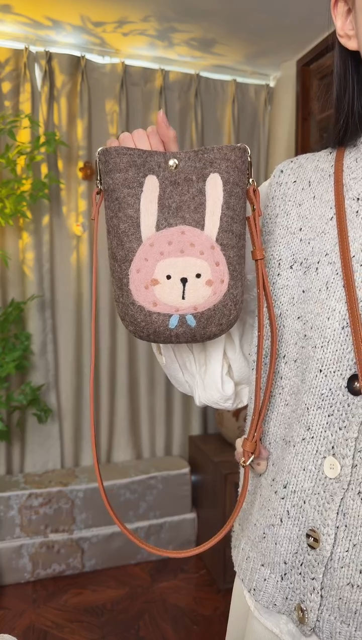 羊毛非遗羊毛毡包 手机包兔子