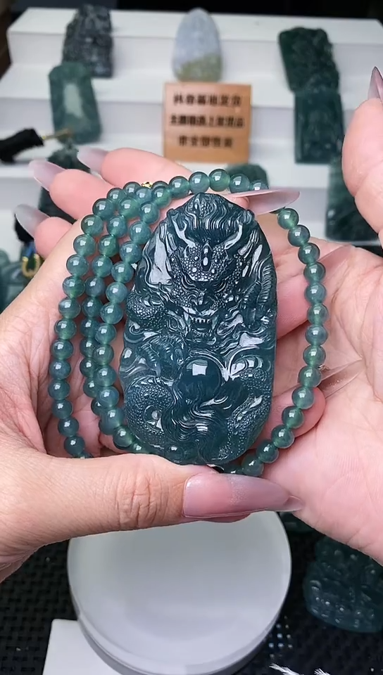 颈饰未镶嵌翡翠 