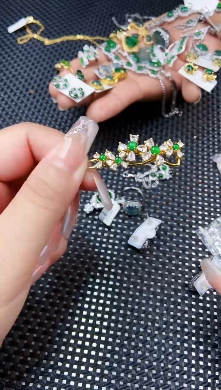 【闪购商品】翡翠未镶嵌颈饰11111111