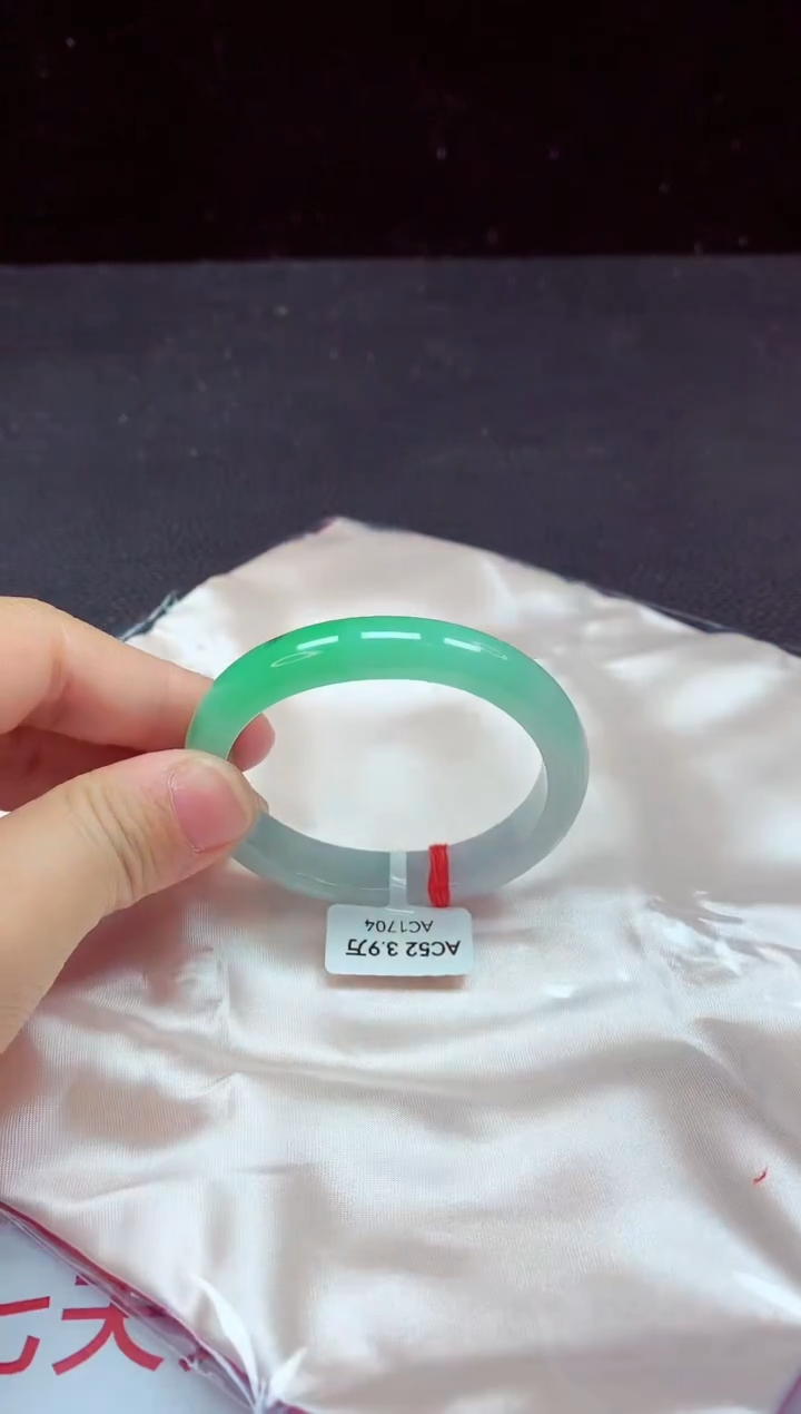 【闪购商品】翡翠手镯未镶嵌贵妃52.8