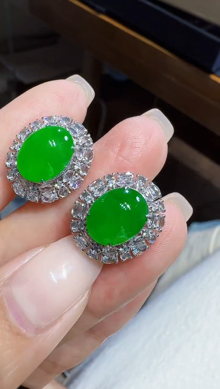 18K金镶嵌翡翠耳饰蛋面