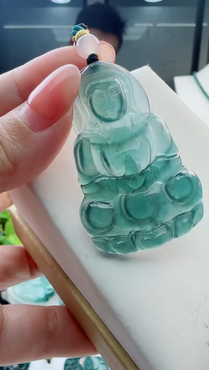 翡翠未镶嵌颈饰多样性发货其中一件