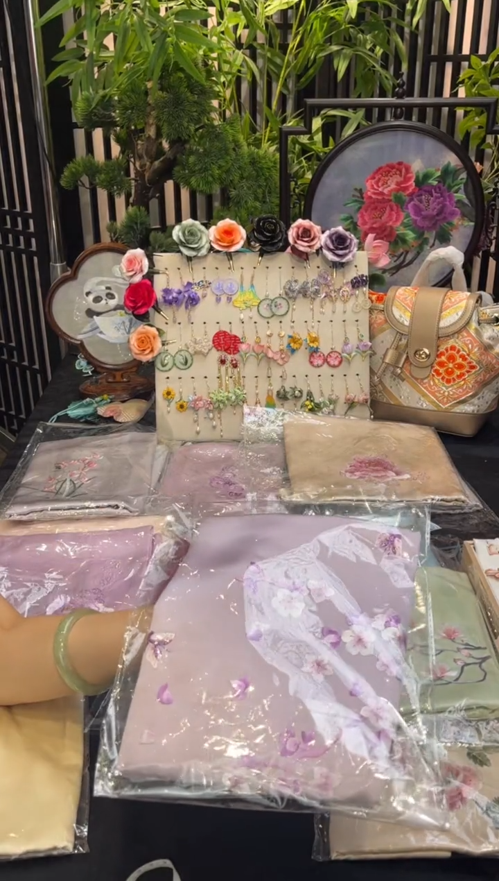 织绣牧**笛非遗苏绣手工饰品