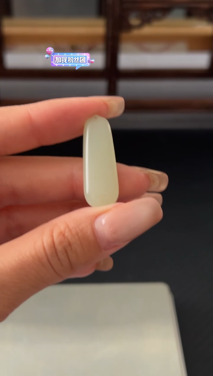 吊坠(赠链)未镶嵌和田玉暖****️且末微色差迪克兰一细吊坠