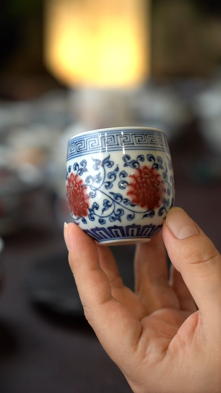 星***弯景德镇全手工手绘青花缠枝莲带内绘釉里红回字纹主人杯